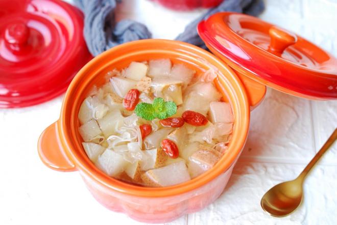 冰糖银耳炖雪梨