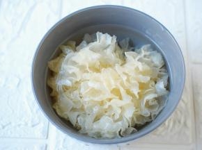 银耳泡发。