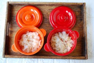 清洗干净，撕成小朵放在炖盅内。