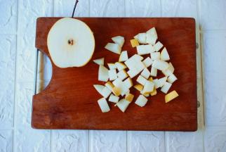 雪花梨洗净，切成小块。