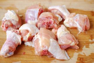 鸡腿清洗干净，切成小块。