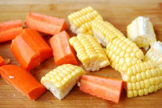 玉米切块，胡萝卜切块。