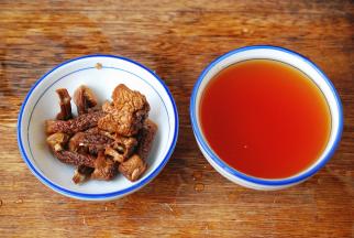 姬松茸泡发，泡过姬松茸的水不要倒掉，留着炖鸡。