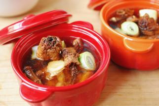 鸡腿放在炖盅内，加入姬松茸、葱姜，倒入泡过姬松茸的水，过滤一下再用。