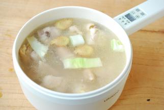 鸡腿凉水下锅，放入葱姜焯烫一下。