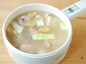 鸡腿凉水下锅，放入葱姜焯烫一下。