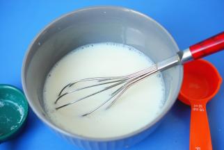 牛奶内加入20克糖、1克盐、20克玉米淀粉，搅拌均匀。