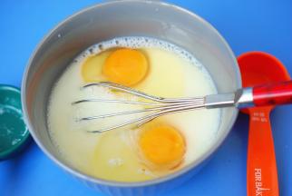 打入2个鸡蛋。