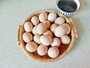 鸡蛋用清水浸泡一会儿，把鸡蛋表面擦洗干净。
