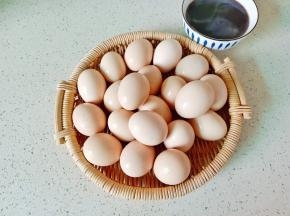 鸡蛋用清水浸泡一会儿，把鸡蛋表面擦洗干净。