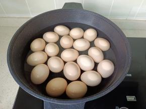 鸡蛋冷水放入锅里。