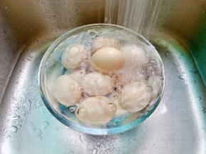 煮好的鸡蛋过一遍凉水，方便后续剥壳。