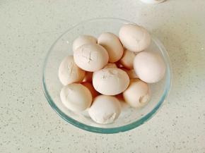 用勺子把每个鸡蛋敲碎一点，有利于更加入味。