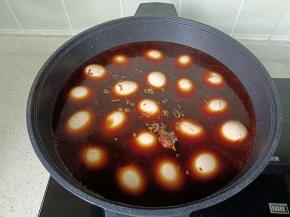 把鸡蛋重新放入锅里，加入牛肉卤汁，香料【小茴香，千里香，丁香】加适量的清水。