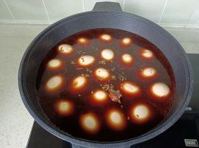把鸡蛋重新放入锅里，加入牛肉卤汁，香料【小茴香，千里香，丁香】加适量的清水。