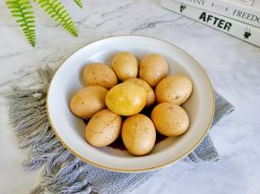 煮好的鸡蛋特别香，卤蛋浸泡过夜更加入味。