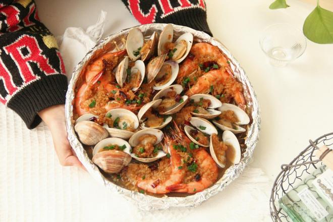 蒜蓉粉丝蛤蜊烤虾