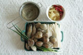 前期准备：蛤蜊加一小勺盐和芝麻香油，清水养上1-2小时，吐干净沙。金针菇切掉1-2厘米老根。大明虾剪去虾须。粉丝用温水泡发。葱、姜、辣椒等全部冲洗干净。蒜压成蒜泥备用。