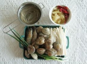 前期准备：蛤蜊加一小勺盐和芝麻香油，清水养上1-2小时，吐干净沙。金针菇切掉1-2厘米老根。大明虾剪去虾须。粉丝用温水泡发。葱、姜、辣椒等全部冲洗干净。蒜压成蒜泥备用。