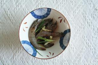 腌制大明虾：放一小把葱段、姜丝、1勺蚝油、1勺生抽、2勺料酒，适量黑胡椒粉，拌匀腌制20分钟。