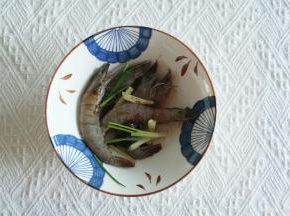 腌制大明虾：放一小把葱段、姜丝、1勺蚝油、1勺生抽、2勺料酒，适量黑胡椒粉，拌匀腌制20分钟。