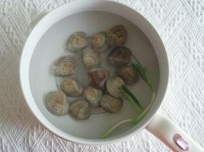 不粘锅中加小半锅水煮开，放入蛤蜊，葱段、1勺料酒焯水，蛤蜊开口后就捞出。