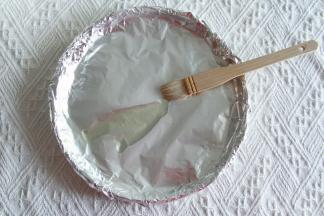 烤盘垫2层锡纸，刷上一层玉米油。