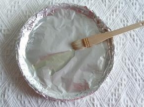 烤盘垫2层锡纸，刷上一层玉米油。