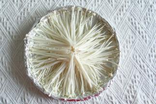 金针菇掰成小束铺底。