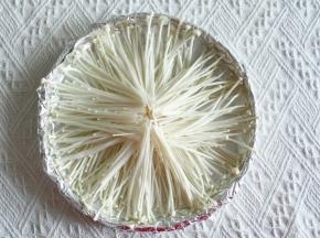 金针菇掰成小束铺底。