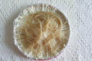 铺上沥干水分的粉丝。