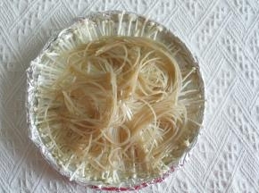 铺上沥干水分的粉丝。