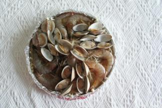 摆上腌制好的虾和开口的蛤蜊。