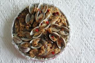 利用余温翻炒均匀，均匀淋在虾和蛤蜊上，汤汁一起倒入。