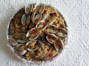 利用余温翻炒均匀，均匀淋在虾和蛤蜊上，汤汁一起倒入。