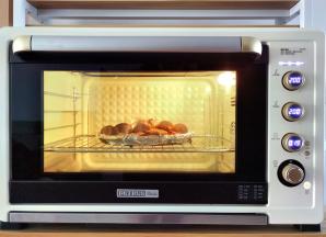 放入烤箱中下层，上下200度烤20分钟！