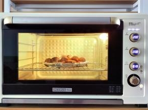 放入烤箱中下层，上下200度烤20分钟！