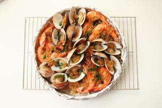 出炉撒上葱花，鲜嫩多汁蒜蓉粉丝蛤蜊烤虾就大功告成啦！趁热吃，超香，鲜掉眉毛！