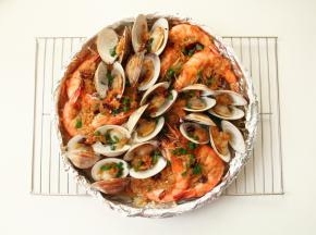 出炉撒上葱花，鲜嫩多汁蒜蓉粉丝蛤蜊烤虾就大功告成啦！趁热吃，超香，鲜掉眉毛！