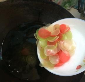 试炸后，感觉油温合适，就可以放四五片虾片继续炸(油多可多放几个虾片)
