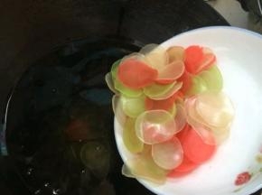 试炸后，感觉油温合适，就可以放四五片虾片继续炸(油多可多放几个虾片)
