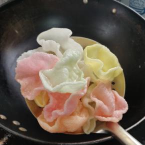 虾片开花，马上捞起来控油晾凉后食用!