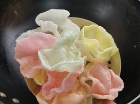 虾片开花，马上捞起来控油晾凉后食用!