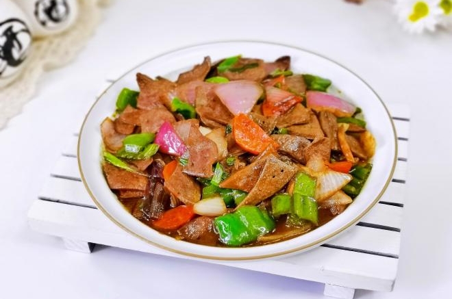 胡萝卜青椒炒猪肝