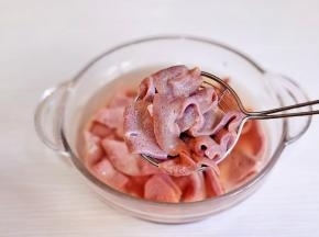 泡好的猪肝用冷水反复冲洗，捞出沥干水分。