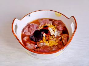 猪肝倒入大口碗中+姜丝+料酒+生抽+蚝油+老抽+淀粉。