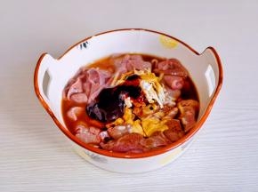 猪肝倒入大口碗中+姜丝+料酒+生抽+蚝油+老抽+淀粉。