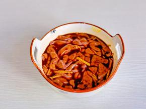 抓拌均匀腌制10分钟。