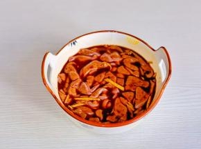 抓拌均匀腌制10分钟。