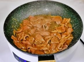 起油锅，捞出腌制好的猪肝倒入锅中，大火煸炒至变色盛出备用。